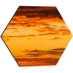 Dibond Hexagon - Oranje Gloed over de Sluierbewolking in de Lucht - 30x26.1 cm Foto op Hexagon (Met Ophangsysteem)