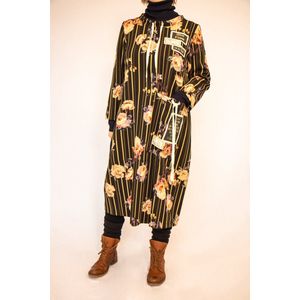 Zwart gestreepte jurk met bloemen en een smal halsboordje met veters