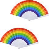 2x Spaanse hand waaiers regenboog/rainbow/pride vlag 14 x 23 cm - Zomer accessoires - Verkoelings producten - Pride musthaves