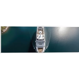 PVC Schuimplaat - Bovenaanzicht van Cruiseschip op het Water - 60x20 cm Foto op PVC Schuimplaat (Met Ophangsysteem)