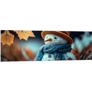 PVC Schuimplaat - Sneeuwpop met Bruine Hoed en Blauwe Sjaal tussen de Herfstbladeren - 150x50 cm Foto op PVC Schuimplaat (Met Ophangsysteem)