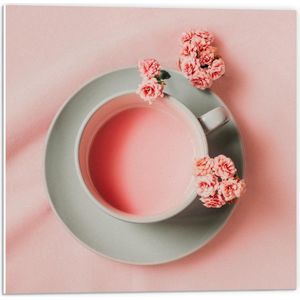 Forex - Roze Tafelkleed, Drank en bloemetjes - 50x50cm Foto op Forex