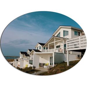 Dibond Ovaal - Vakantiehuisje aan het Water - 80x60 cm Foto op Ovaal (Met Ophangsysteem)