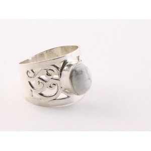 Opengewerkte zilveren ring met howliet - maat 19