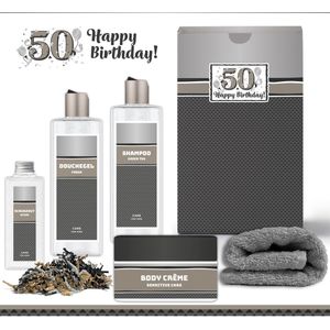 Geschenkset “50 Jaar Happy Birthday!” - 5 producten - 920 gram | Giftset voor hem - Luxe wellness cadeaubox - Cadeau man - Gefeliciteerd - Set Verjaardag - Geschenk jarige - Cadeaupakket vader - Vriend - Broer - Verjaardagscadeau - Zilver