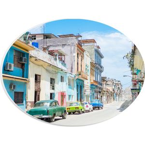 PVC Schuimplaat Ovaal - Gekleurde Geparkeerde Auto's in Kleurrijke Straat - Cuba - 28x21 cm Foto op Ovaal (Met Ophangsysteem)