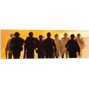 Vlag - Silhouet van Groep Soldaten met Wapens weglopend bij Vuur - 90x30 cm Foto op Polyester Vlag