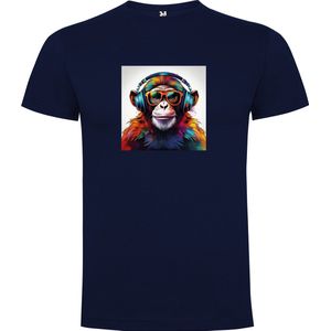 Donker Blauw T-Shirt met “ Kleurrijke Chimpansee met Bril en Koptelefoon“ Print Full Color maat 104 / 3/4 jaar
