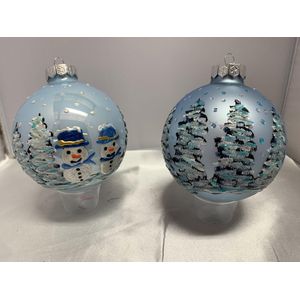 2 kerstballen handpainted licht blauw