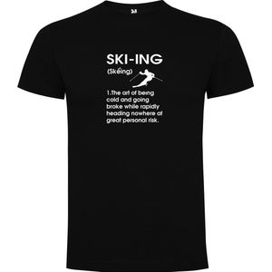 Zwart T-Shirt met “ Kleurrijke Ski-ing uitleg uit woordenboek – wat is Skien – Wintersport “ Print Full Color Maat S