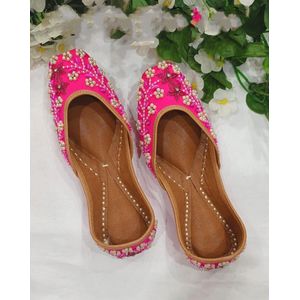 Indiase schoenen / punjabi jutti maat 39 hot pink beads and tilla embroidery