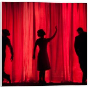Forex - Drie Mensen Voor een Rood Gordijn in een Theater - 50x50cm Foto op Forex