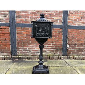 Prachtige staande zware zwarte gietijzeren postbus, oerdegelijk!!