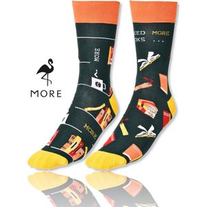 More Fashion - Heren Sokken - Maat 41 42 43 - Leuk Asymmetrisch Print - Kleurrijk - Books - Donker Groen - MADE IN EU
