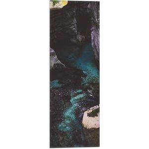 WallClassics - Vlag - Paarse Rotsen met Water - 20x60 cm Foto op Polyester Vlag