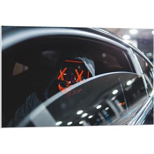 Forex - Masker met Rood in de Auto - 90x60cm Foto op Forex