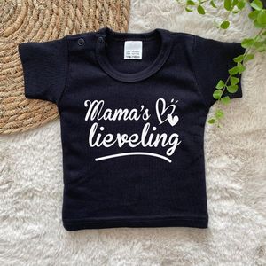 Kinder - t-shirt - Mama's lieveling - maat: 104 - kleur: zwart - 1 stuks - mama - moeder - kinderkleding - shirt - baby kleding - kinderkleding jongens - kinderkleding meisjes