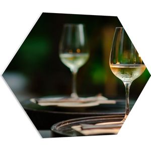 PVC Schuimplaat Hexagon - Twee Glazen Wijn op Tafel van Terras - 80x69.6 cm Foto op Hexagon (Met Ophangsysteem)