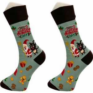 HAPPY NICHOLAS DAY / KERSTMAN - SOKKEN - 2 Pack - Grappige Sokken voor Mannen & Vrouwen - One Size (36-40) Sokken met Tekst - Humorvolle Huissokken - Geschenk voor Heren, Dames, Vader, Moeder, Vriendin, Zus, Oma - Cadeau SOCKY WOCKY