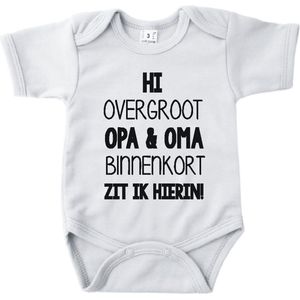 Baby romper met tekst zwangerschap aankondiging | Hi overgroot opa en oma binnenkort zit ik hierin | Wit | korte mouw | maat 56 cadeautje zwangerschap aankondiging bekendmaking | Cadeautje 100% katoen.
