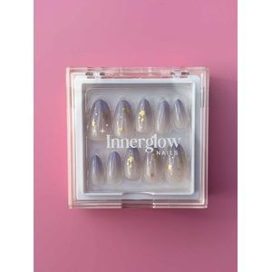 Innerglow Nails - Style ‘Magical Moon’ - Medium Lengte Ronde Licht Blauwe Nagel met Sterretjes en Maantjes - Hoge Kwaliteit - 24-28 stuks Plaknagels - All-in-one Nail Kit met Nagellijm - Nepnagels - Kunstnagels - Zelfklevende Nagels