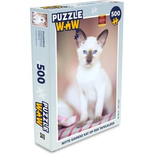 Puzzel Witte Siamese kat op een tafelkleed - Legpuzzel - Puzzel 500 stukjes