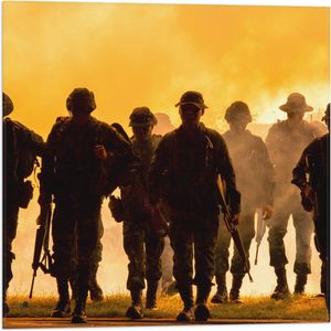 Vlag - Silhouet van Groep Soldaten met Wapens weglopend bij Vuur - 50x50 cm Foto op Polyester Vlag