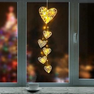 Decoratieve hanger met 6 verlichte hartjes in wit lichtketting met batterij
