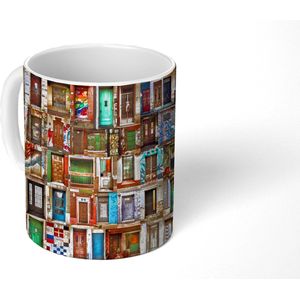 Mok - Koffiemok - Deuren - Kleurrijk - Collage - Architectuur - Mokken - 350 ML - Beker - Koffiemokken - Theemok