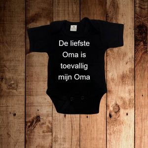 Romper met tekst 'De Liefste Oma is toevallig mijn Oma' | Origineel kraamcadeau | Babykleding - Maat 56 - zwart korte mouw