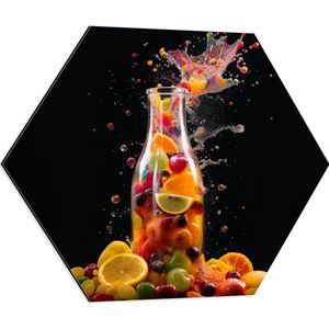 Dibond Hexagon - Fles - Eten - Fruit - Spetters - Kleuren - 60x52.2 cm Foto op Hexagon (Met Ophangsysteem)