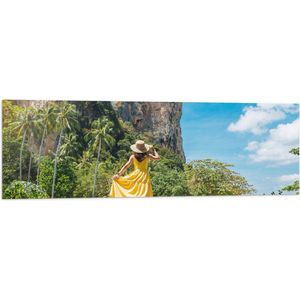 Vlag - Meisje in Gele Jurk in Natuurlandschap met Palmbomen en Rotsen - 120x40 cm Foto op Polyester Vlag