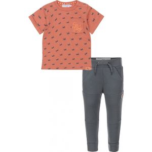 Koko Noko - Dirkje - Kledingset - Jongens - Joggingbroek Steel Blue - Shirt Roestbruin - Maat 92