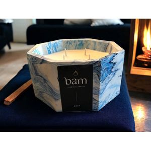 BAM aqua geurkaars met 4 wieken in een blauw gemarmerd handmade potje - 80 branduren (545g) - cadeautip - geschenk - vegan