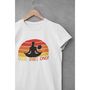 Shirt - Good vibes only - Wurban Wear | Grappig shirt | Leuk cadeau | Unisex tshirt | Yoga | Yoga nidra | Yoga kleding | Yoga shirt | Yogamat | Wit & Zwart