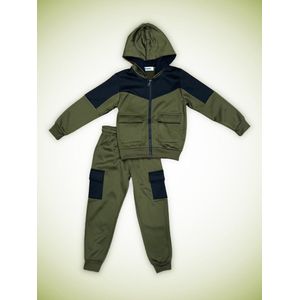 Joggingpak Kind – Vest met Capuchon + Broek – Trainingspak – Maat 98/104 – Jongens – Kleur Kaki – Fleece - Hele Jaar Draagbaar - Topkwaliteit
