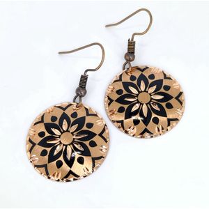 Unieke zwarte en koperen bloemenoorbellen, handgemaakte koperen sieraden bloemdessin Boho chic koperen oorbellen, handgemaakte koperen bloemoorbellen,