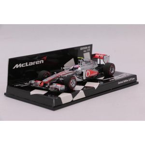 De 1:43 Diecast modelauto van de Vodafone McLaren Mercedes MP4-26 #4 die in 2011 de GP van Canada won. De bestuurder was Jenson Button.Dit schaalmodel is beperkt door 2511pcs. De fabrikant is Minichamps..