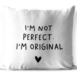 Tuinkussen - Engelse quote ""I'm not perfect. I'm original"" tegen een witte achtergrond - 40x40 cm - Weerbestendig