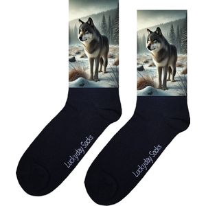 Wolf - Opkikker - Grappige sokken - Valentijns cadeau - Verjaardag cadeau - Sint cadeau - Leuke sokken - Sneeuw - Vrolijke sokken - Cadeautje - Grappig cadeau - Kerst Sokken - Vaderdag - Moederdag - Kerstcadeau - Socks maken Happy - Maat 37-44