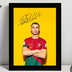 Cristiano Ronaldo Ingelijste Handtekening – 15 x 10cm In Klassiek Zwart Frame – Gedrukte handtekening – Manchester United - Juventus - Real Madrid - Goat of Football - Voetbal - Portugal - Al Nassr