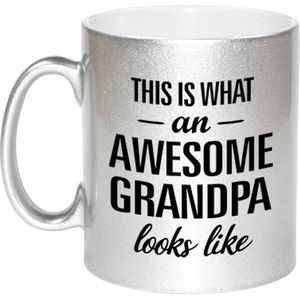 This is what an awesome grandpa looks like cadeau mok / beker - 330 ml - zilverkleurig - verjaardag - kado mok / beker