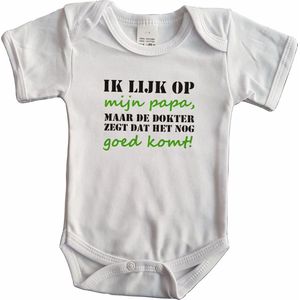 Witte romper met ""Ik lijk op mijn papa, maar de dokter zegt dat het nog goed komt!"" - maat 80 - vaderdag, cadeautje, kraamcadeau, grappig, geschenk, baby, tekst