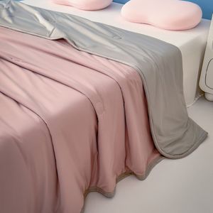 Qelus Dubbelzijdig Koeldeken 200x230cm - Verkoelende Fiber Zomerdeken voor Bed & Bank - Superzacht Ademend Textiel - Verkoelende Deken - Roze
