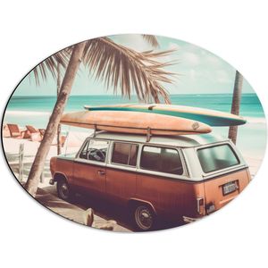 Dibond Ovaal - Houten Surfplank op Dak van Auto Rijdend langs de Zee - 56x42 cm Foto op Ovaal (Met Ophangsysteem)