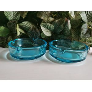 Set van 2 blauwe  glazen asbakken