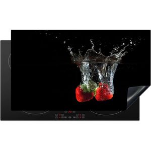 KitchenYeah® Inductie beschermer 89.6x51.6 cm - Aardbeien - Fruit - Water - Zwart - Rood - Kookplaataccessoires - Afdekplaat voor kookplaat - Inductiebeschermer - Inductiemat - Inductieplaat mat