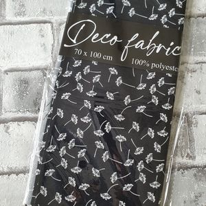 Deco Stof, 100% Polyester, quilten, patchwork, embroidery, 70 x 100 cm, Print zwart met witte bloemen