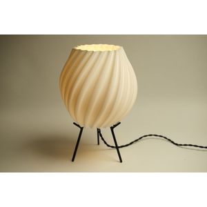Minimalistische Japandi Stijl Tafellamp - 3D Geprint Spiraalvorm Ø20 cm - Handgemaakt in Amsterdam - Bureaulamp, Sfeerlamp - Biologisch Afbreekbaar - Inclusief Melkglas LED