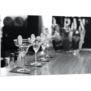 Forex - Cocktailglazen op de Bar (zwart/wit) - 120x80cm Foto op Forex
